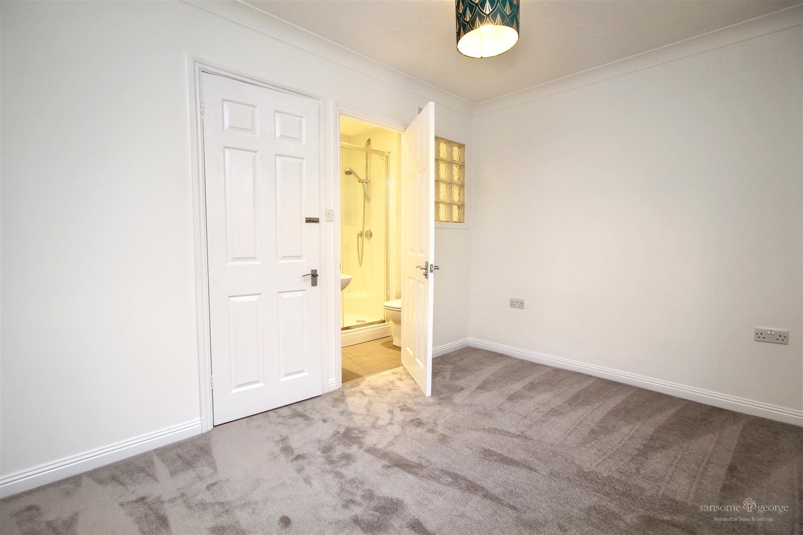 Horseshoe Crescent, Burghfield Common, Reading